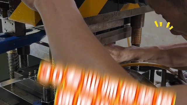 高速冲压，一秒一个产品