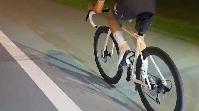 我负责骑车   你负责点赞