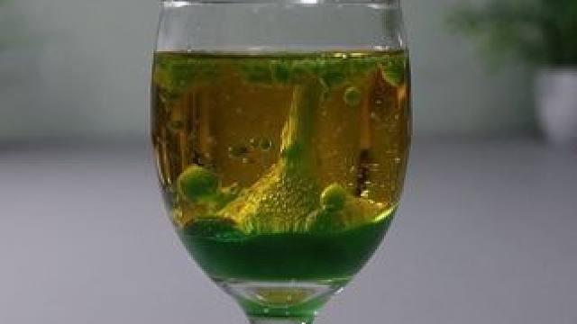 从小喜欢科学的孩子将来创造了都不会差。让孩子玩虚拟的手机游戏，不如让他在动手实验中感受各种真实的物理