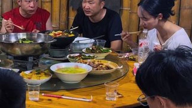 来了几个美女，看把大哥高兴得，差点喝醉了！ #我的乡村生活 #下饭菜 #人间烟火 #新