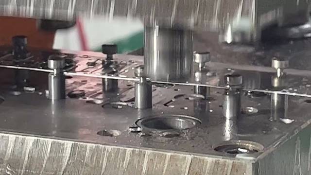 全自动化生产桥式铆接电池弹片，弹簧不脱落