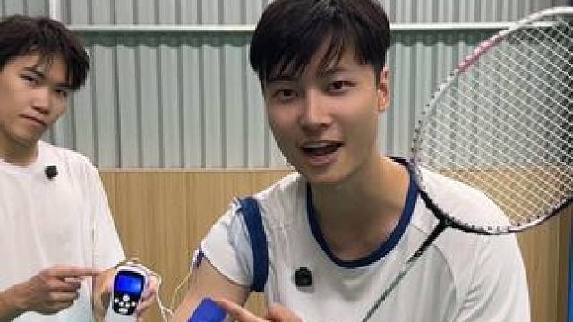 理疗仪挑战打羽毛球～差点被电晕了.... #羽毛球 #胜利音爆 #胜利音爆pro #理疗仪挑战