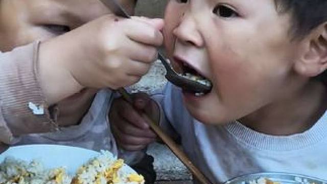今天晚上炒鸡蛋饭吃。#农村娃