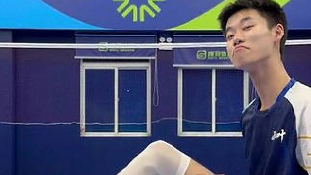 听说打羽毛球的男生都很喜欢白丝？ 那你看看我这双白白的醒狮ultra怎么样，明晚有首发破价哦#小叶老