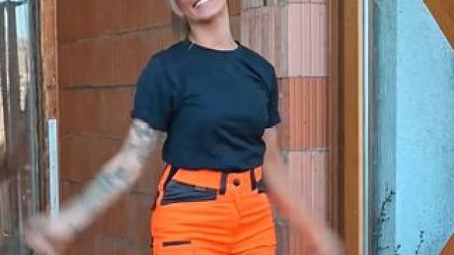 德国女瓦匠的砌墙工作！ #搬砖 #砌墙 #盖房子 #女瓦匠 #德国