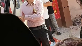一家人不說(shuō)兩家話，就要大喜日子出盡洋相