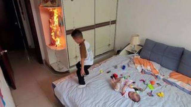 小男孩家里插线板着火，太惊险了 #监控下的一幕 #惊险一幕
