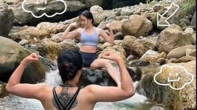 为了耍水骑摩托翻山算什么
美好的夏日印记
总有一幕是在山间河谷
40°骑摩托为了什么
只能是为了去山