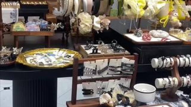 宝子们，7 月 19 日一定要记住！仁寿栖西里莱啦包包饰品店周年庆来啦。包包 7.8 折，轻松实现包