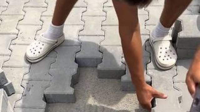 卡扣透水砖的庭院铺设！ #省时省力 #透水砖 #施工工艺 #庭院设计 #庭院铺设