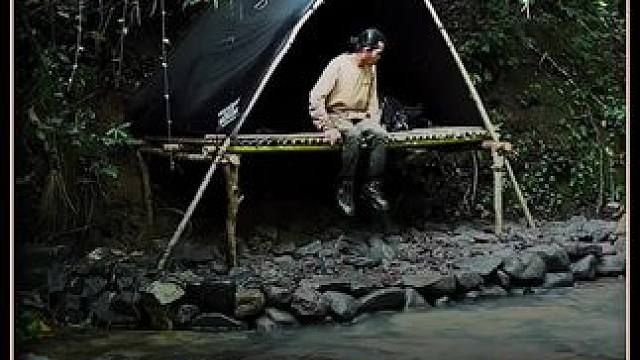 男人沉浸式密林露营 #户外露营#雨林露营#野外生活