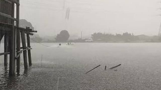 昨天卖漂今天卖竿 暴雨中，狂口中，杆子没了