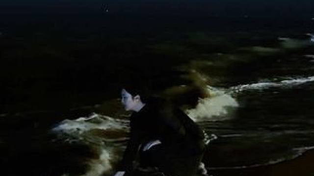 你可以是玫瑰，也可以是野草，重要的是你愿意成为什么。无论选择哪种生活方式，只要是你想要的就是最好的！