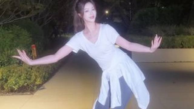 当你从我眼前慢慢走过～ #舞蹈 #藏族舞 #终于轮到民族舞来展示了 #你懂得