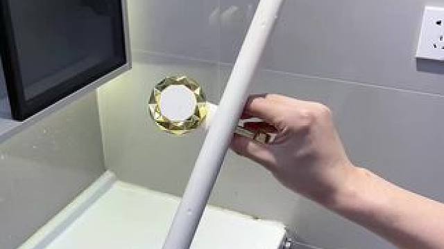 拖鞋架 不用打孔粘胶就能上墙固定的拖鞋架，可伸缩的设计，足够收纳全家人的拖鞋，不占地方，还能当毛巾架