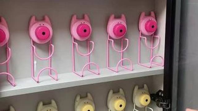 吸盘脸盆挂钩 这款吸盘脸盆挂钩 真不错，免打孔上墙，全家的脸盆都能上墙收纳不占地方，大号脸盆也没问题