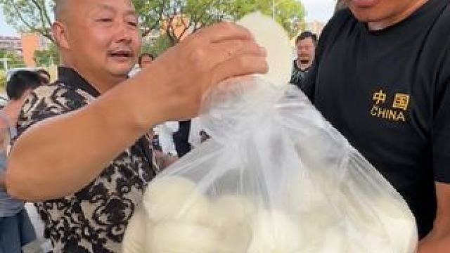 爱心大哥看沈老师，送来50多个大馒头，他一个也没吃到 #沈巍 #高手在民间 #纪录美好生活 #拍摄现
