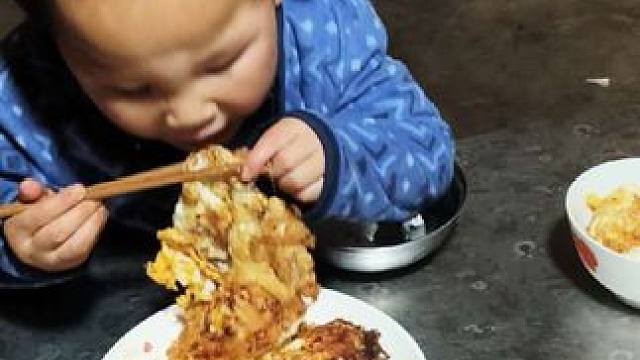 今天炒鸡蛋吃。 #农村娃