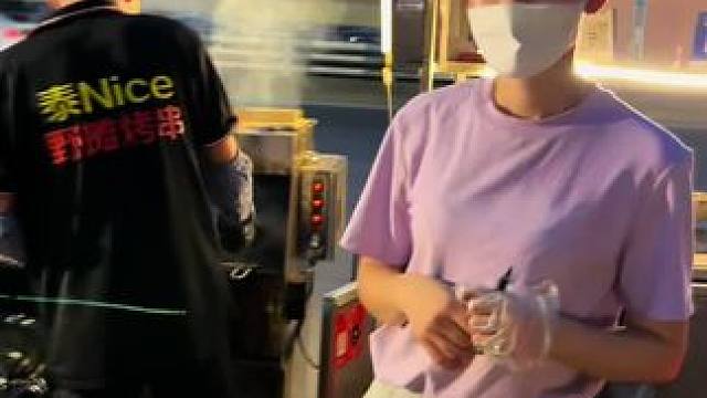 今天带两个助理视察野摊烧烤，结局遇到相关部门，属实没想到#原创视频 #搞笑 #强烈推荐#随拍 #vl