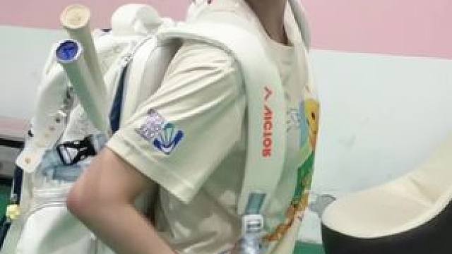 我才是奶龙！ #和奶龙一起元气挥拍 #打羽毛球女生 #夏天该有的样子 #羽毛球