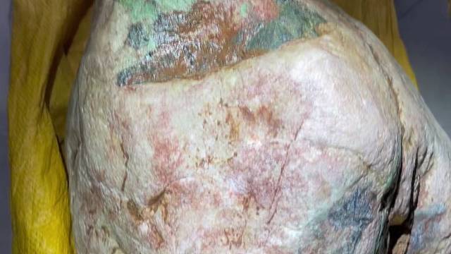 62公斤，玩满色手镯。