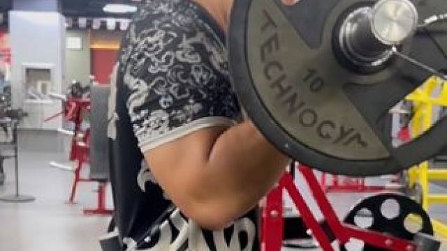 表情有些许狰狞 慢慢练吧 #健身 #日常训练 #撸铁 #变强