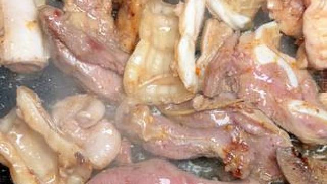 每天晚上9点罗村人都会吃新鲜猪杂粥，还有很特别的铁板烤猪杂 猪杂粥 吃起来非常的鲜甜，铁板猪杂烤得特