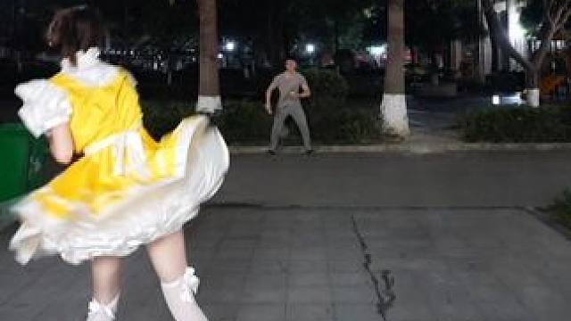 川渝甜妹如何打羽毛球 #羽毛球 #打羽毛球女生 #杀球 #腿长一米八 #反差