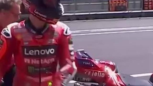 杜卡迪这边是什么情况啊！两台赛车都遇到了胎压问题。
冲刺赛杜卡迪厂队93MarcP1,63FIBP7