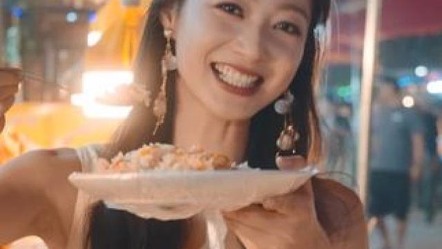 晚上十点半天不黑～在喀什汗巴扎轻松get新疆食物之最✅ #2025文化润疆  #冯琳