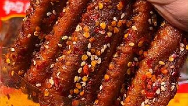 纯辣不带一点甜味的爆辣鸭翅中，一口下去香香辣辣的超过瘾。#追剧小零食 #好吃到停不下来  #美食