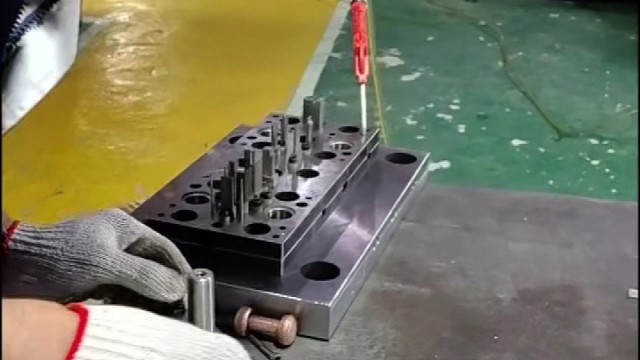 电池弹片模具全靠师傅实打实细琢磨