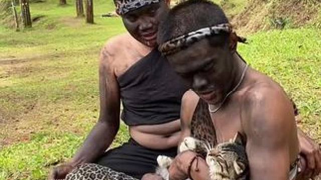 非洲嘟嘟带小孩 #非洲原始部落 #我的乡村生活 #野外生存建造 #乡村的生活 #野外生存技能