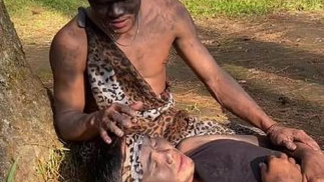 带小孩 #非洲原始部落 #我的乡村生活 #野外生存建造 #乡村的生活 #野外生存技能