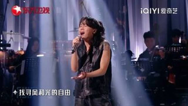 #亚洲新声  #周菲戈  周菲戈带来《坏翅膀》，简单的旋律里藏着不简单的心境，让人静静聆听便会沉浸其