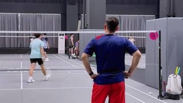 看到红裤子你们就明白了吧#这自由球风还真让你小子装到了 #羽毛球 #羽毛球单打 #假动作