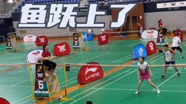 妈妈我也想学鱼跃 太顽强了 太强了#初学者 #羽毛球 #比赛现场 #大力出奇迹 #手脚并用