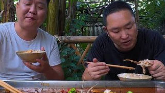 15斤大鱼整条煎香后炖，酸辣开胃，下酒也太爽了！ #我的乡村生活 #下饭菜 #新农人计划2025 #