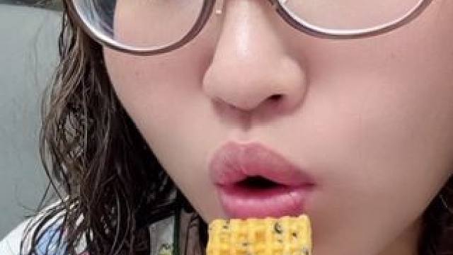 #郑乃馨演唱会抱着男友大哭 #万万没想到 #郑乃馨