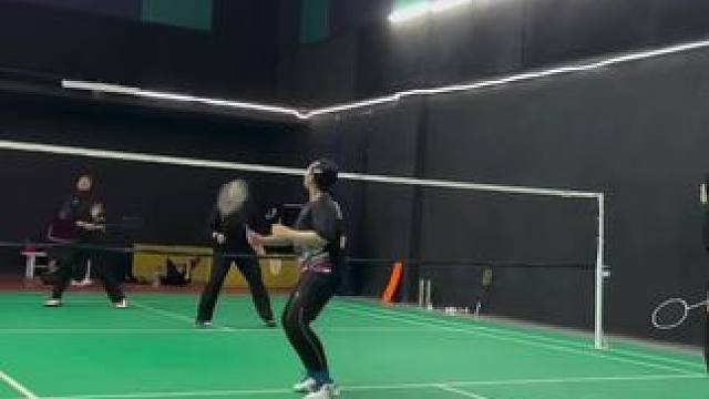 集美们，这招学起来#羽毛球 #打羽毛球女生#胯下接球#精彩瞬间