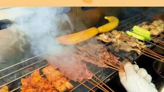 外焦里嫩，每一口都带着炭火的香气；素材不限量随便拿，无论是素菜还是其他小串，都能让你吃到满足；吃完还