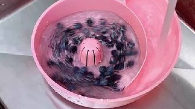 洗水果自动沥水 有了它，以后洗水果可就太方便了，自动洗干净还能自动沥水，#沥水篮  #厨房好物  #