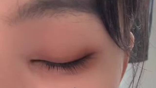 羽毛球掉眼里了#眼里只有你 #羽毛球