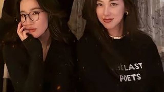 在平行时空，玫瑰和Tina也都有在好好生活#刘亦菲 #朱珠 #玫瑰的故事
#网友偶遇刘亦菲与朱珠一家