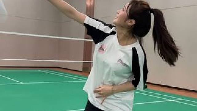谁能告诉我 反手的时候为什么要摸肚子？？ #打羽毛球女生 #快乐羽毛球 #转场