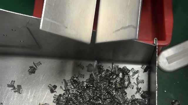 异形电池弹片，采用全自动化生产桥式铆接电池弹片