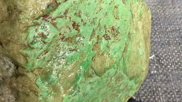 木纳。玩满色牌子。