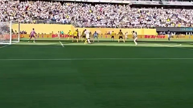 有情有义！姆巴佩侧勾破门后，跑向场边对着镜头比出2...