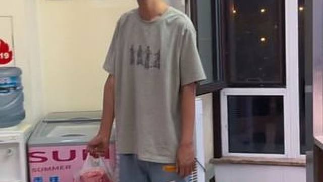 我感觉我的兄弟从成都回来后对我不太对劲！这怎么还牵我呢… #兄弟情 #剧情搞笑 #日常vlog