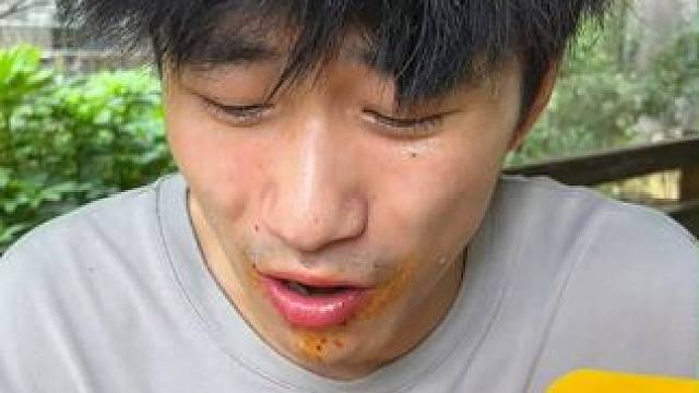 这个鸭翅中是真的辣！肉质紧实越嚼越香，一口下去满满的都是肉#解馋 #辣条 #吃货必备